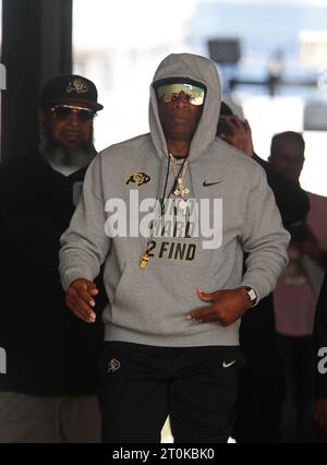 Tempe, Arizona, États-Unis. 7 octobre 2023. L'entraîneur-chef des Buffaloes du Colorado, Deion Sanders, marche dans le tunnel avant le match de football de la NCAA entre l'Université du Colorado et l'Université d'État de l'Arizona au Mountain America Stadium de Tempe, Arizona. Michael Cazares/CSM/Alamy Live News Banque D'Images