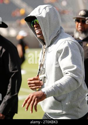 Tempe, Arizona, États-Unis. 7 octobre 2023. L'entraîneur-chef des Buffaloes du Colorado, Deion Sanders, est sur la touche avant le match de football de la NCAA entre l'Université du Colorado et l'Université d'État de l'Arizona au Mountain America Stadium de Tempe, Arizona. Michael Cazares/CSM/Alamy Live News Banque D'Images