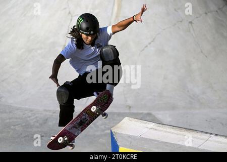 Lido Di Ostia, Rome, Italie. 07 octobre 2023. Isadora Pacheco, brésilienne, participe aux demi-finales du Championnat du monde féminin de Skateboarding Park 2023, une épreuve de qualification pour les Jeux Olympiques de Paris, au Spot Skatepark à Lido di Ostia, Rome, Italie, le 7 octobre 2023. Isadora Pacheco s'est classée 10e. Crédit : Insidefoto di andrea staccioli/Alamy Live News Banque D'Images