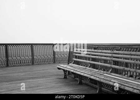 Debout sur le vieux Victorian Pier à Lytham St Annes, Lancashire, Royaume-Uni, Europe Banque D'Images