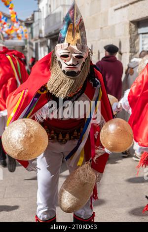 Xinzo de Limia, Espagne 02 12 2023 : Pantalla le masque de carnaval traditionnel. L'un des carnavals les plus populaires de Galice, Entroido de Xinzo de Limia. Banque D'Images