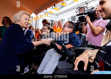 Baarn, pays-Bas. 7 octobre 2023. BAARN, PAYS-BAS - 7 OCTOBRE : la Princesse Beatrix assiste à la collecte de fonds Oranjepad au Palace Soestdijk le 7 octobre 2023 à Baarn, pays-Bas. L’Oranjepad est un parcours éveillé qui amasse des fonds pour la Fondation musculaire Princess Beatrix. L'événement a lieu à l'ancien Palais Royal Soestdijk où la princesse Beatrix est née et a grandi. Crédit : Patrick van Katwijk/dpa/Alamy Live News Banque D'Images