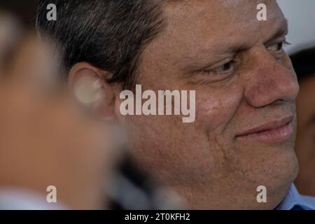 Marilia, São Paulo, Brésil, 14 juillet 2023. Gouverneur de l’État de Sao Paulo, Tarcício Gomes de Freitas prononce un discours dans une rue pour inaugurer une œuvre Banque D'Images