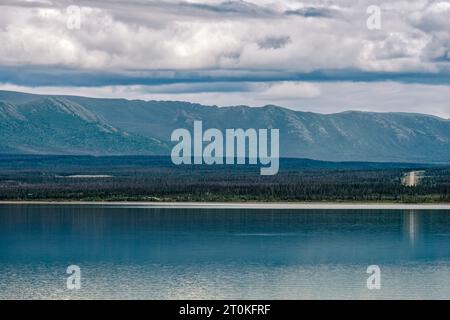 La route de l'Alaska est visible à travers les eaux du lac Kluane, dans le territoire du Yukon, au Canada Banque D'Images