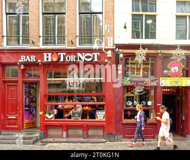 AMSTERDAM, PAYS-BAS - 24 août 2023 : Amsterdam est la capitale des pays-Bas, connue pour son patrimoine artistique, son système de canaux élaboré et son Hou étroit Banque D'Images