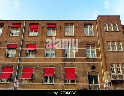 AMSTERDAM, PAYS-BAS - 24 août 2023 : Amsterdam est la capitale des pays-Bas, connue pour son patrimoine artistique, son système de canaux élaboré et son Hou étroit Banque D'Images