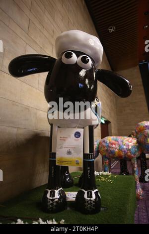 Newcastle, Royaume-Uni. 7 octobre 2023. Shaun le mouton sur la Tyne, adieu au Flock au Centre civique avant qu'ils ne trouvent leurs maisons pour toujours aux enchères! 50 sculptures décorées individuellement du personnage. Shaun the Sheep on the Tyne est présenté par St Oswald Hospice et recueille des fonds pour celui-ci. L'association s'est associée aux producteurs créatifs Wild in Art, Shaun the Sheep Creator Aardman. Crédit : DEW/Alamy Live News Banque D'Images