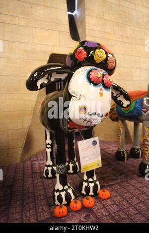 Newcastle, Royaume-Uni. 7 octobre 2023. Shaun le mouton sur la Tyne, adieu au Flock au Centre civique avant qu'ils ne trouvent leurs maisons pour toujours aux enchères! 50 sculptures décorées individuellement du personnage. Shaun the Sheep on the Tyne est présenté par St Oswald Hospice et recueille des fonds pour celui-ci. L'association s'est associée aux producteurs créatifs Wild in Art, Shaun the Sheep Creator Aardman. Crédit : DEW/Alamy Live News Banque D'Images