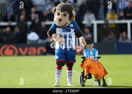 La mascotte de Hartlepool United, H'Angus, et la mascotte du match de la Ligue nationale Vanarama entre Hartlepool United et Eastleigh au Victoria Park, Hartlepool, le samedi 7 octobre 2023. (Photo : Mark Fletcher | MI News) crédit : MI News & Sport / Alamy Live News Banque D'Images