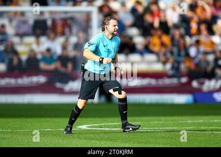 The University of Bradford Stadium, Bradford, Angleterre - 7 octobre 2023 arbitre Christopher Pollard - pendant le match Bradford City v Swindon Town, Sky Bet League Two, 2023/24, The University of Bradford Stadium, Bradford, Angleterre - 7 octobre 2023 crédit : Arthur Haigh/WhiteRosePhotos/Alamy Live News Banque D'Images