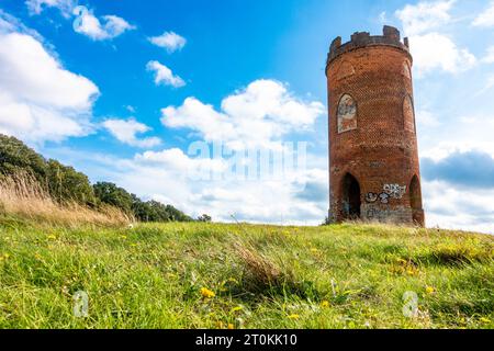 Wilder's Folly sur Nuntide Hill à Reading, Royaume-Uni vu en automne contre un ciel bleu. Banque D'Images