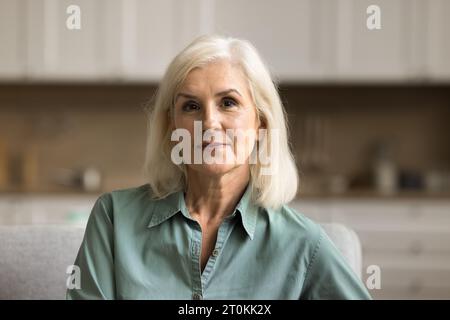 Jolie blonde vieille femme mature regardant la caméra Banque D'Images