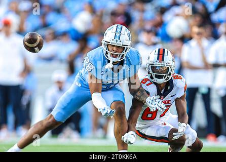 7 octobre 2023 : Alijah Huzzie (28 ans), junior de Caroline du Nord, intercepte le ballon de Donovan Brown (87 ans). Match de football NCAA entre l'université de Syracuse et l'université de Caroline du Nord, au Kenan Memorial Stadium, Chapel Hill, Caroline du Nord. David Beach/CSM Banque D'Images