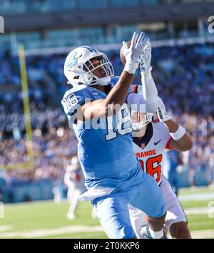 7 octobre 2023 : Bryson Nesbit (18), junior de Caroline du Nord, attrape le ballon pour un touchdown au 1e quart-temps. Match de football NCAA entre l'université de Syracuse et l'université de Caroline du Nord, au Kenan Memorial Stadium, Chapel Hill, Caroline du Nord. David Beach/CSM Banque D'Images