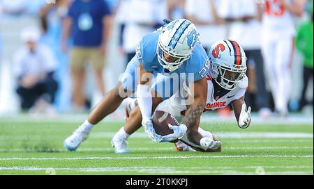 7 octobre 2023 : Alijah Huzzie (28), junior de Caroline du Nord, intercepte le ballon pendant 2md mi-temps contre Donovan Brown (87), premier étudiant de Syracuse. Match de football NCAA entre l'université de Syracuse et l'université de Caroline du Nord, au Kenan Memorial Stadium, Chapel Hill, Caroline du Nord. David Beach/CSM Banque D'Images