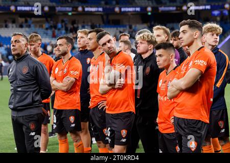 Sydney, Australie. 07 octobre 2023. L'équipe de Brisbane Roar semble abattue après le match de finale de la coupe d'Australie 2023 entre le Sydney FC et le Brisbane Roar FC au stade Allianz le 7 octobre 2023 à Sydney, Australie Credit : IOIO IMAGES/Alamy Live News Banque D'Images