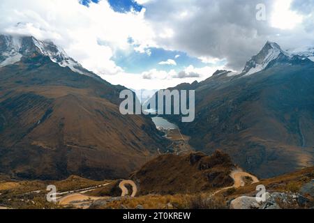 Photo prise dans la Cordillère Blanca au Pérou, sur le côté gauche vous avez la montagne Huascarán Sud et sur le côté droit la montagne Huandoy. Banque D'Images