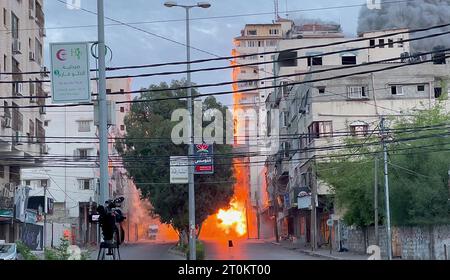 Gaza, Palestina. 7 octobre 2023. GAZA, PALESTINE, 07.10.2023 : CONFLIT-ISRAËL-PALESTINE - dommages causés par l'offensive israélienne dans la ville de Gaza, Palestine, ce samedi (7). Des combattants du groupe extrémiste islamique Hamas ont lancé des raids dans plusieurs endroits du sud d'Israël, où ils ont perpétré des massacres de civils et de soldats, ainsi que d'otages. Il s’agissait de la plus grande action militaire contre l’Etat juif depuis l’invasion par les forces arabes dans la guerre du Kippour, qui a commencé il y a 50 ans vendredi (6). Tout comme dans cet épisode, il y a eu un grave échec de l'intelli israélien Banque D'Images