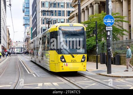 Manchester Angleterre tramway léger train réseau Bee dans le centre-ville de Manchester, Angleterre, Royaume-Uni, transport de septembre 2023 Banque D'Images