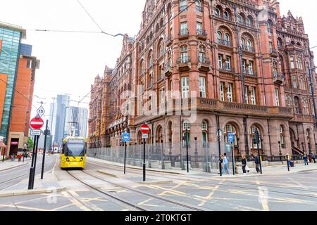 Le tram jaune Manchester dans le centre-ville passe par le Midland Hotel, Greater Manchester, England, UK, septembre 2023 Banque D'Images