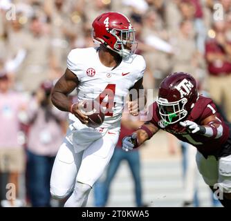 7 octobre 2023 : le quarterback de l'Alabama Jalen Milroe (4 ans) travaille pour échapper à la pression du défensif Bryce Anderson (1 ans) du Texas A&M lors d'un match de football universitaire de la NCAA le 7 octobre 2023, à College Station, Texas. Alabama a gagné, 26-20. (Image de crédit : © Scott Coleman/ZUMA Press Wire) USAGE ÉDITORIAL SEULEMENT! Non destiné à UN USAGE commercial ! Banque D'Images