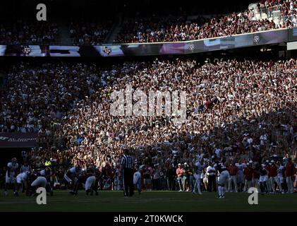 7 octobre 2023 : le soleil en fin d'après-midi tombe sur le coin nord-est de Kyle Field dans le quatrième quart d'un match de football universitaire de la NCAA entre le Texas A&M et l'Alabama le 7 octobre 2023, à College Station, Texas. Alabama a gagné, 26-20. (Image de crédit : © Scott Coleman/ZUMA Press Wire) USAGE ÉDITORIAL SEULEMENT! Non destiné à UN USAGE commercial ! Banque D'Images