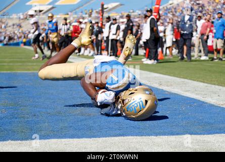 07 octobre 2023 le Wide Receiver des Bruins de l'UCLA J. Michael Sturdivant (1) tente de faire une prise pour un touchdown pendant le match de football de la NCAA entre les Cougars de l'État de Washington et les Bruins de l'UCLA au Rose Bowl à Pasadena, en Californie. Crédit photo obligatoire : Charles Baus/CSM (crédit image : © Charles Baus/Cal Sport Media) Banque D'Images