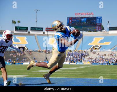 07 octobre 2023 le Wide Receiver des Bruins de l'UCLA J. Michael Sturdivant (1) tente de faire une prise pour un touchdown pendant le match de football de la NCAA entre les Cougars de l'État de Washington et les Bruins de l'UCLA au Rose Bowl à Pasadena, en Californie. Crédit photo obligatoire : Charles Baus/CSM (crédit image : © Charles Baus/Cal Sport Media) Banque D'Images