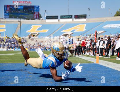 07 octobre 2023 le Wide Receiver des Bruins de l'UCLA J. Michael Sturdivant (1) tente de faire une prise pour un touchdown pendant le match de football de la NCAA entre les Cougars de l'État de Washington et les Bruins de l'UCLA au Rose Bowl à Pasadena, en Californie. Crédit photo obligatoire : Charles Baus/CSM (crédit image : © Charles Baus/Cal Sport Media) Banque D'Images