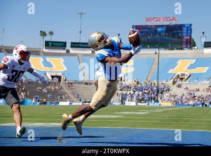 07 octobre 2023 le Wide Receiver des Bruins de l'UCLA J. Michael Sturdivant (1) tente de faire une prise pour un touchdown pendant le match de football de la NCAA entre les Cougars de l'État de Washington et les Bruins de l'UCLA au Rose Bowl à Pasadena, en Californie. Crédit photo obligatoire : Charles Baus/CSM Banque D'Images