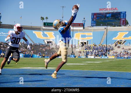 07 octobre 2023 le Wide Receiver des Bruins de l'UCLA J. Michael Sturdivant (1) tente de faire une prise pour un touchdown pendant le match de football de la NCAA entre les Cougars de l'État de Washington et les Bruins de l'UCLA au Rose Bowl à Pasadena, en Californie. Crédit photo obligatoire : Charles Baus/CSM Banque D'Images