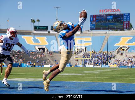 07 octobre 2023 le Wide Receiver des Bruins de l'UCLA J. Michael Sturdivant (1) tente de faire une prise pour un touchdown pendant le match de football de la NCAA entre les Cougars de l'État de Washington et les Bruins de l'UCLA au Rose Bowl à Pasadena, en Californie. Crédit photo obligatoire : Charles Baus/CSM Banque D'Images