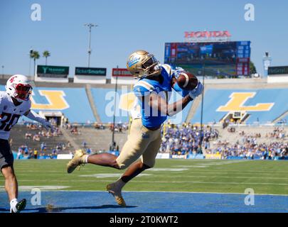 07 octobre 2023 le Wide Receiver des Bruins de l'UCLA J. Michael Sturdivant (1) tente de faire une prise pour un touchdown pendant le match de football de la NCAA entre les Cougars de l'État de Washington et les Bruins de l'UCLA au Rose Bowl à Pasadena, en Californie. Crédit photo obligatoire : Charles Baus/CSM Banque D'Images