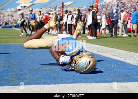 07 octobre 2023 le Wide Receiver des Bruins de l'UCLA J. Michael Sturdivant (1) tente de faire une prise pour un touchdown pendant le match de football de la NCAA entre les Cougars de l'État de Washington et les Bruins de l'UCLA au Rose Bowl à Pasadena, en Californie. Crédit photo obligatoire : Charles Baus/CSM Banque D'Images