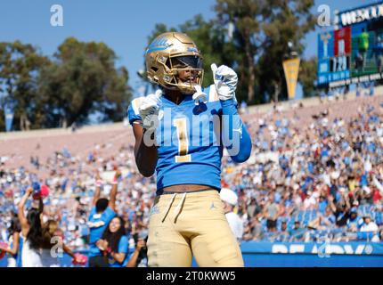 07 octobre 2023 le Wide Receiver des Bruins de l'UCLA J. Michael Sturdivant (1) célèbre le match de football de la NCAA entre les Cougars de l'État de Washington et les Bruins de l'UCLA au Rose Bowl à Pasadena, en Californie. Crédit photo obligatoire : Charles Baus/CSM (crédit image : © Charles Baus/Cal Sport Media) Banque D'Images