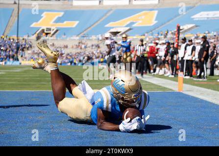 07 octobre 2023 le Wide Receiver des Bruins de l'UCLA J. Michael Sturdivant (1) tente de faire une prise pour un touchdown pendant le match de football de la NCAA entre les Cougars de l'État de Washington et les Bruins de l'UCLA au Rose Bowl à Pasadena, en Californie. Crédit photo obligatoire : Charles Baus/CSM Banque D'Images