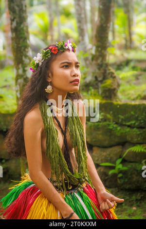 Fille Yapese indigène en vêtements traditionnels, photographiée dans son village sur l'île de Yap, Micronésie. Banque D'Images