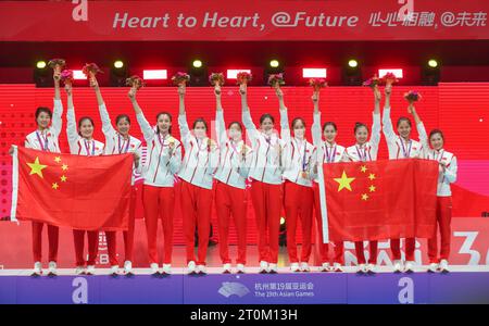 HANGZHOU, CHINE - le 7 OCTOBRE 2023 - les membres de l'équipe chinoise célèbrent sur le podium lors de la finale féminine de volleyball au match asiatique de Hangzhou Banque D'Images