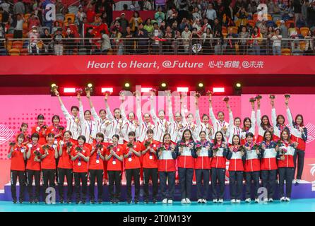 HANGZHOU, CHINE - le 7 OCTOBRE 2023 - les membres de l'équipe chinoise célèbrent sur le podium lors de la finale féminine de volleyball au match asiatique de Hangzhou Banque D'Images