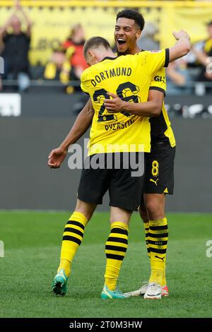 Dortmund, Allemagne. 7 octobre 2023. Julian Ryerson (avant) du Borussia Dortmund célèbre les buts avec Felix Nmecha lors du match de 7e tour de Bundesliga de première division allemande entre le Borussia Dortmund et l’Union Berlin à Dortmund, en Allemagne, le 7 octobre 2023. Crédit : Joachim Bywaletz/Xinhua/Alamy Live News Banque D'Images