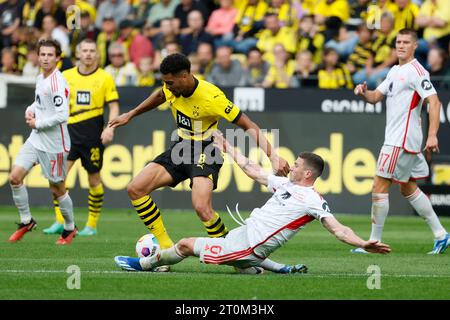 Dortmund, Allemagne. 7 octobre 2023. Felix Nmecha (L) du Borussia Dortmund affronte Robin Gosens de l'Union Berlin lors du match de 7e tour de Bundesliga de première division allemande entre le Borussia Dortmund et l'Union Berlin à Dortmund, Allemagne, le 7 octobre 2023. Crédit : Joachim Bywaletz/Xinhua/Alamy Live News Banque D'Images