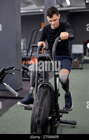 jeune homme faisant des exercices pour les jambes, les bras, le renforcement des muscles, brûler des calories, graisse, tir en longueur Banque D'Images