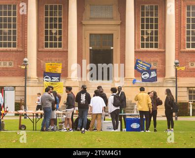 Les étudiants de l'Université d'Adélaïde interagissent les uns avec les autres pendant la semaine d'orientation devant la bibliothèque Barr Smith en Australie méridionale, en Australie. Banque D'Images