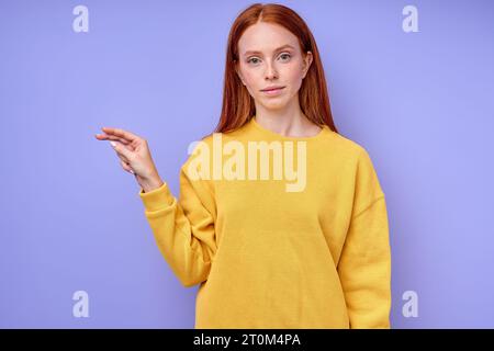 Belle rousse fille sérieuse, professeur montrant la lettre P sur fond bleu. Alphabet de langue des signes. éducation gratuite pour les enfants sourds Banque D'Images