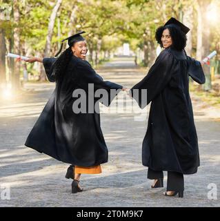 Portrait de diplômé, se tenant la main et amis heureux célèbrent la réussite de l'apprentissage, les objectifs d'éducation ou l'obtention du diplôme universitaire. Réussite universitaire, école Banque D'Images