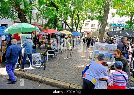 Touristes inspectant des œuvres d'art de divers artistes sur la place Tertre dans le quartier de Montmartre à Paris Banque D'Images