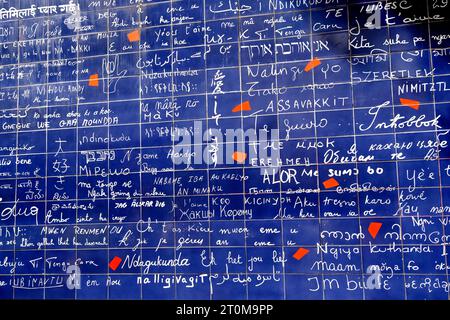 Le mur 0f Love dans le quartier Montmartre à Paris. Le mur contient les mots Je t'aime 311 fois en 250 langues. Banque D'Images