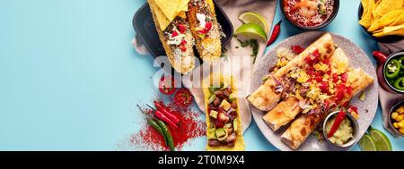 Cuisine mexicaine, de nombreux plats de la cuisine du Mexique sur fond bleu. Vue de dessus. Panorama avec espace de copie. Banque D'Images