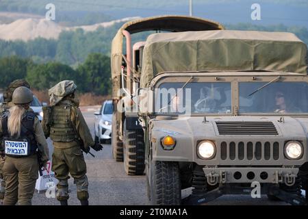 Israël, 8 octobre 2023. L'armée israélienne a installé des points de contrôle autour de l'endroit, près de la police israélienne prendre des mesures de sécurité et installer des points de contrôle près de la frontière libanaise après les attaques du Hezbollah sur Israël, 8 octobre 2023 photo par Fadi Amun Copyright : xFADIxAMUNx frontière libanaise 2 crédit : Imago/Alamy Live News Banque D'Images