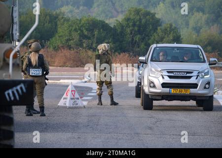 Israël, 8 octobre 2023. L'armée israélienne a installé des points de contrôle autour de l'endroit, près de la police israélienne prendre des mesures de sécurité et installer des points de contrôle près de la frontière libanaise après les attaques du Hezbollah sur Israël, 8 octobre 2023 photo par Fadi Amun Copyright : xFADIxAMUNx frontière libanaise 1 crédit : Imago/Alamy Live News Banque D'Images